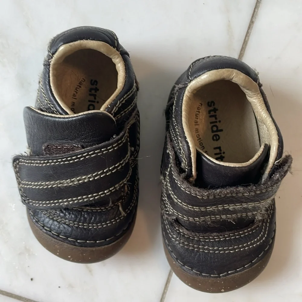 Stride Rite, baby walker Velcro leather shoe, size boy 2.5 months great shape